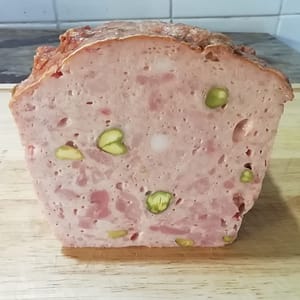 Gebackene Jagdwurst mit Pistazien