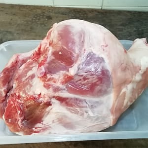 Halbe Schweine oder ganze Teilstuecke mit Knochen und Schwarte