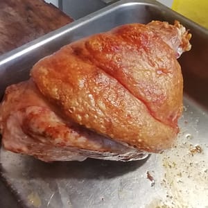 Fertig gebratene Schweinehaxe
