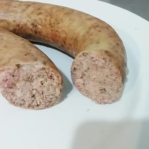 Geraeucherte, grobe Leberwurst im Naturdarm nach Hausschlachter Art