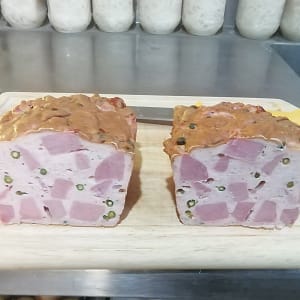 Gebackener Rinderbierschinken mit gruenem Pfeffer